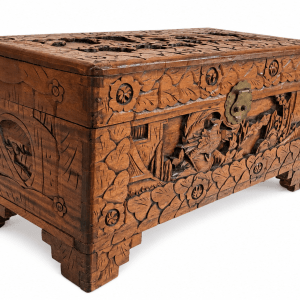Coffre en Bois de Camphrier Sculpté